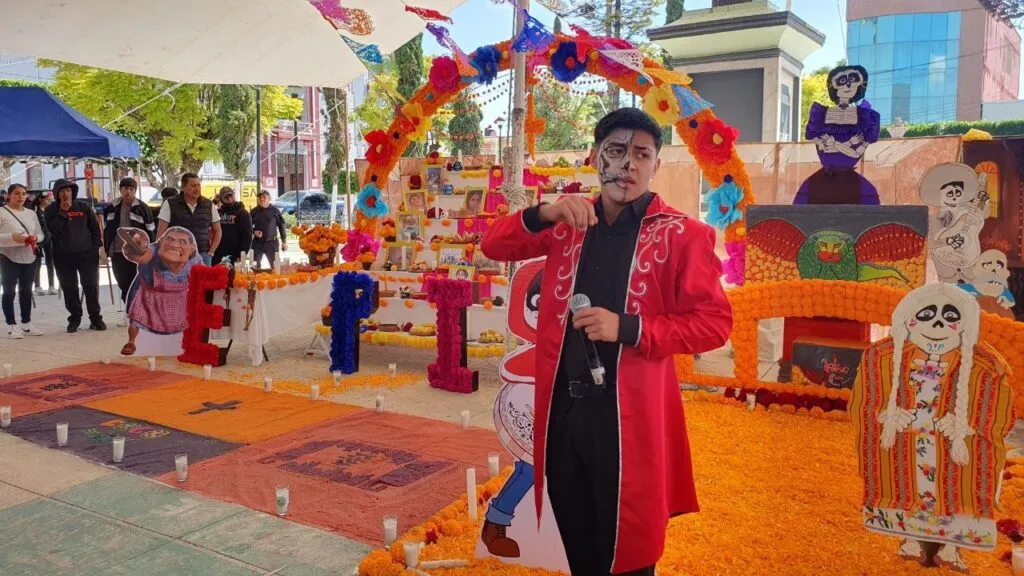 Mixquiahuala: Celebran El Día de Muertos con altares monumentales inspirados en películas