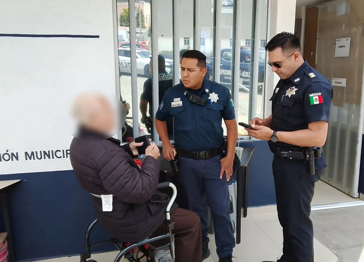 Adulto mayor extranjero recibe apoyo de autoridades en Pachuca
