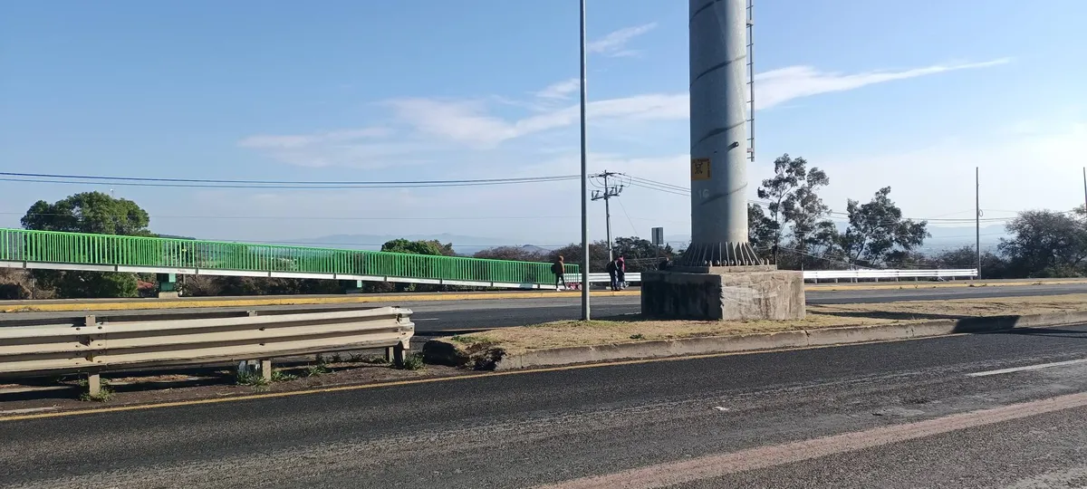 Población arriesga la vida en la México-Tuxpan: urgen reconstrucción de puente peatonal en Tulancingo