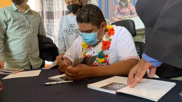 Hugo Santiago presenta el libro “Xicuco: signo de los tiempos”
