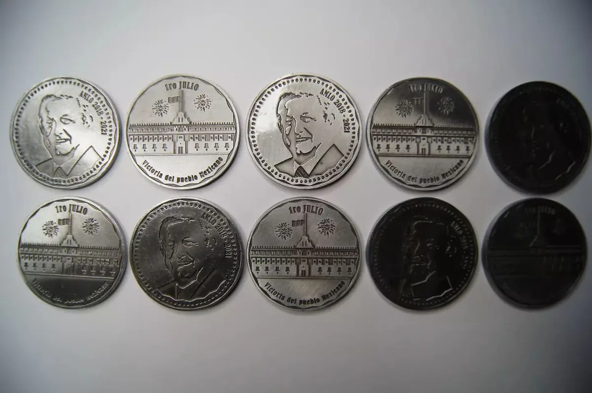 Venden monedas con rostro de AMLO en internet