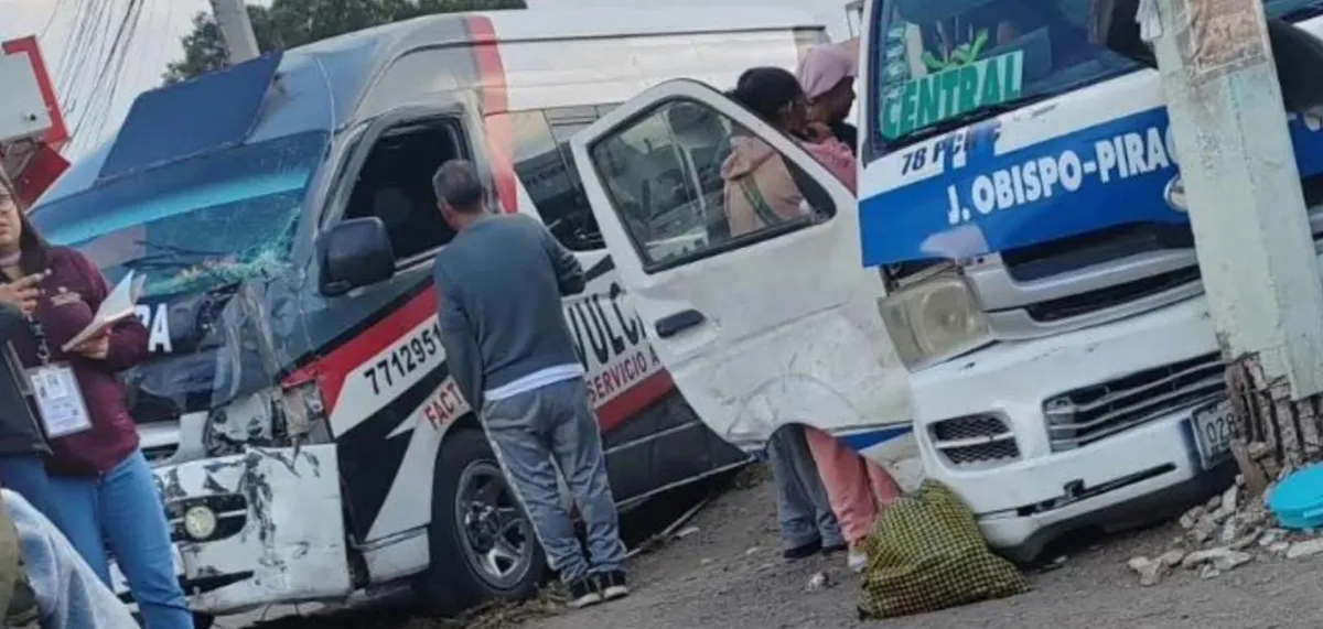 Pachuca: accidente deja personas lesionadas entre urvan y camioneta de vulcanizadora