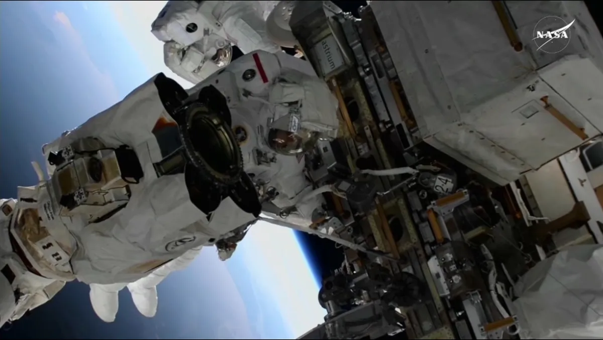 Astronautas de la NASA varados en EEI realizan su primera caminata espacial