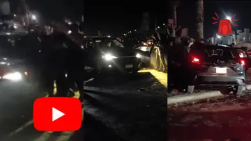 Aficionados rodean el vehículo del conductor señalado de atropellar a varias personas durante una celebración en Zempoala.