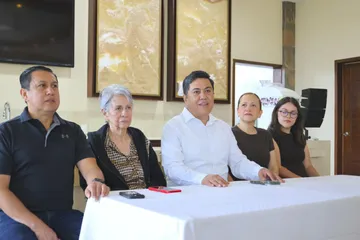 Gabriel Ramos Moguel, aspirante a la coordinación municipal de Morena en Huejutla, durante una conferencia de prensa