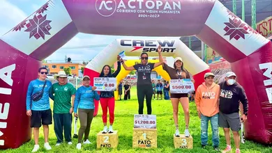 Corredores participan en la carrera "Actopan y sus Raíces" en Actopan.