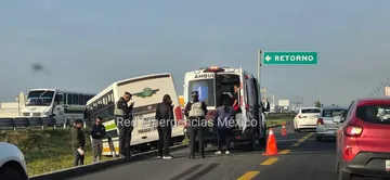 Microbús con pasajeros se sale del camino en la México-Pachuca