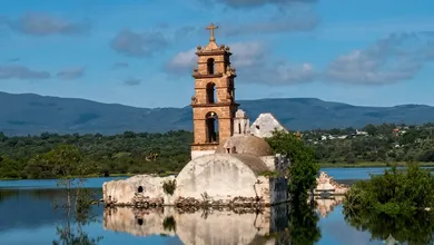 Hidalgo guarda un rincón sorprendente donde la historia emerge entre las aguas de una presa.