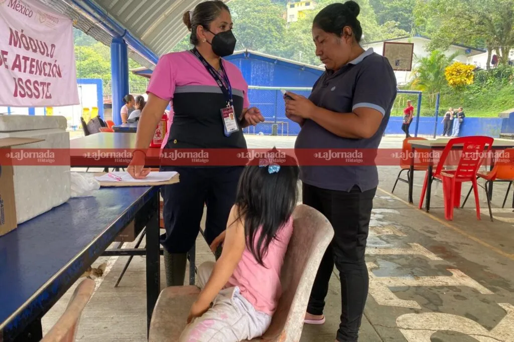 Brigadas médicas del Ejército apoyan a damnificados en Huehuetla