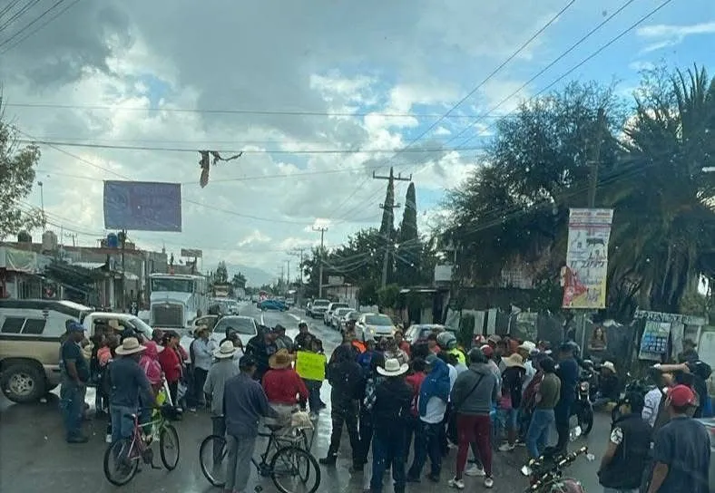Bloquean carretera Atitalaquia-Apaxco: familiares de detenidos en Tlaxcoapan exigen explicaciones