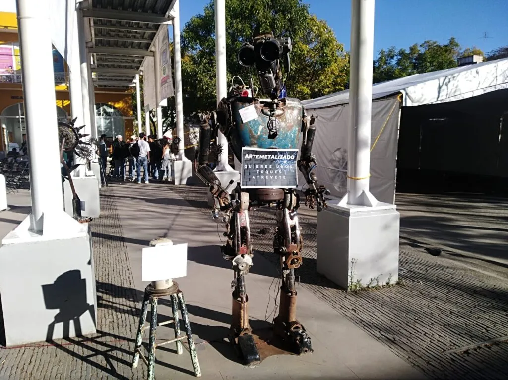 José Ramírez transforma la chatarra en arte metalizado