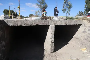 Muebles, colchones y hasta electrodomésticos hallan en limpieza de dren pluvial en Chavarría