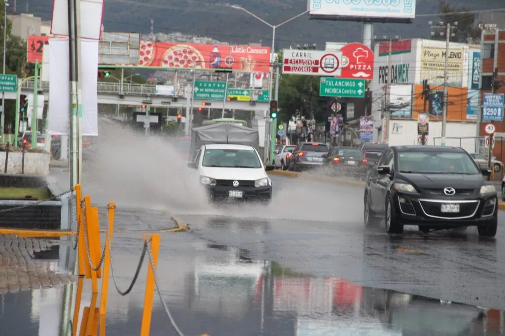 Pachuca y Tulancingo bajo agua y hielo por tormentas de verano