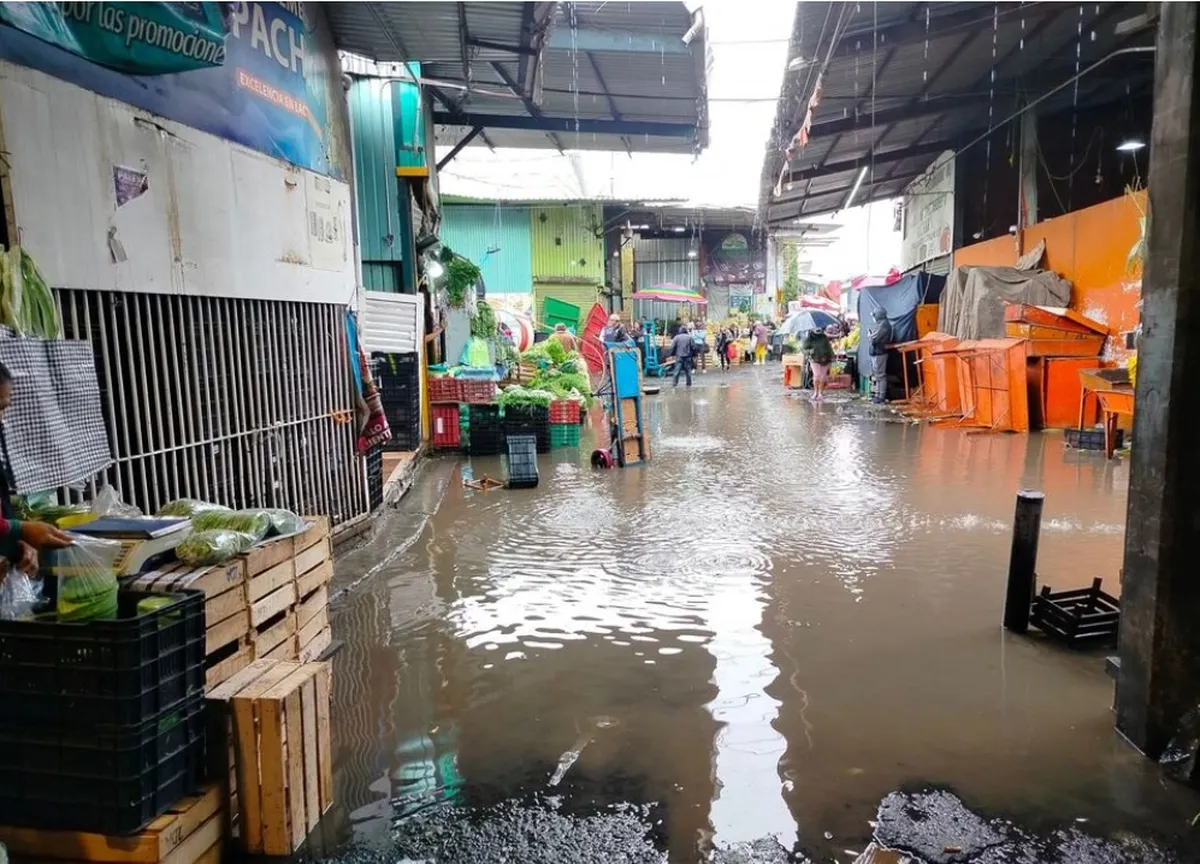Lluvias inundan Central de Abastos de Pachuca; locatarios suspenden servicio