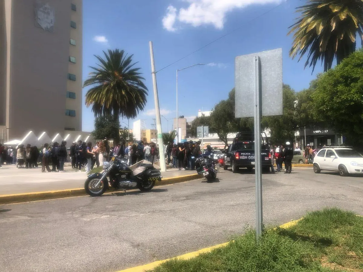 Movilización policiaca por riña fuera de Prepa uno en Pachuca; esto sabemos