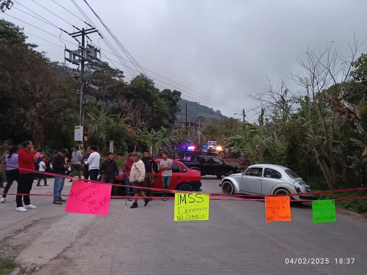 Exigen médico en su unidad de salud: pobladores de Huehuetla mantienen un bloqueo carretero.