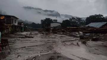 Siguen sin aparecer seis personas arrastradas por la vaguada monzónica; tormentas actuales frenan los rescates.
