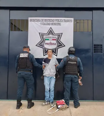 Detienen a sujeto por robo de autopartes y posesión de presunto narcótico en Pachuca