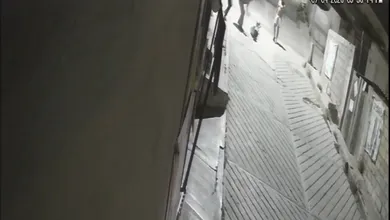 Un reclamo terminó en un ataque directo y todo quedó grabado. Un vecino fue golpeado frente a su casa en Mineral de la Reforma y el video ya circula