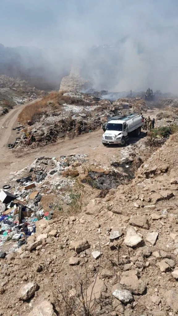 Incendio consume tiradero clandestino entre Epazoyucan y Mineral