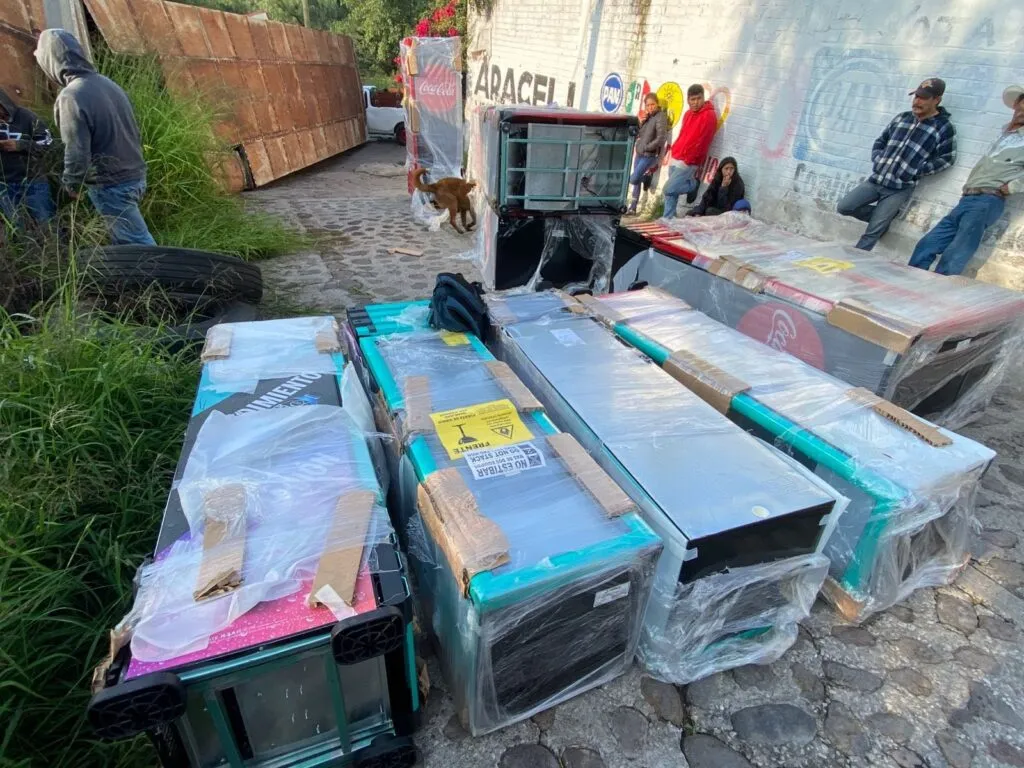 Tractocamión cae de puente en Tepeji del Río