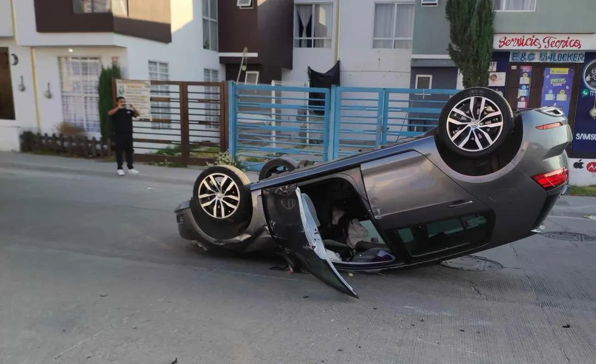 Vuelca vehículo que circulaba a exceso de velocidad en Tizayuca