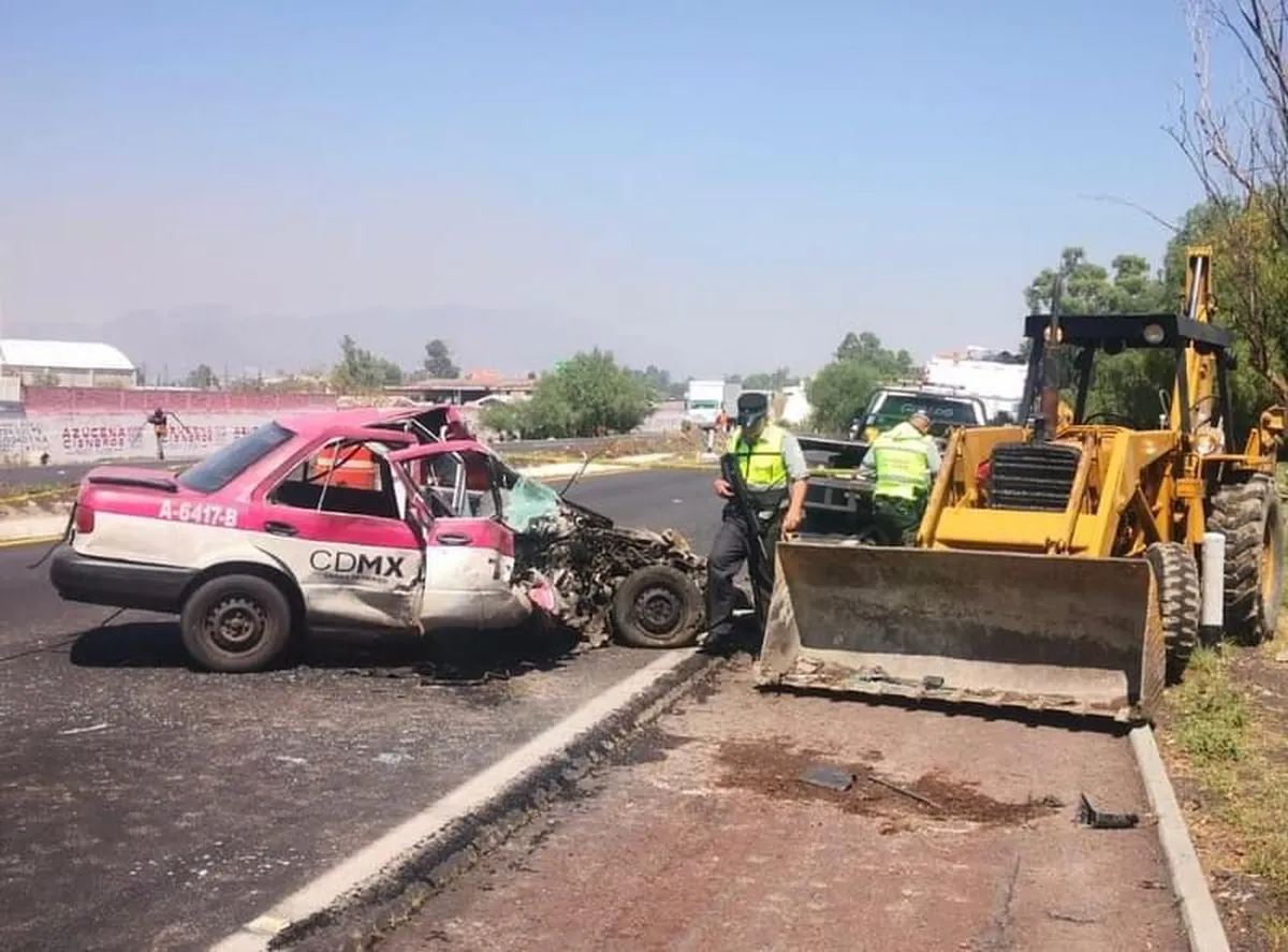 Autopista México-Pirámides: Choque entre taxi y retroexcavadora deja una mujer muerta