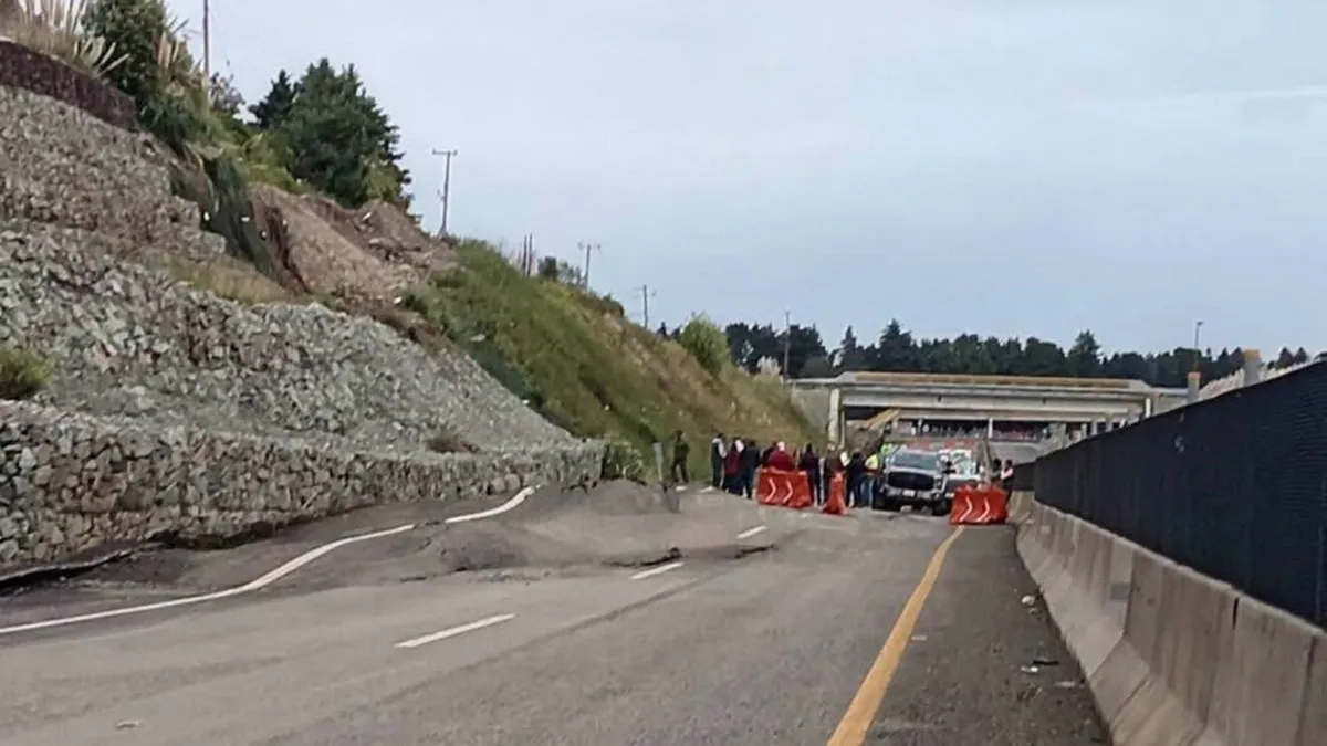 ¡Cierran carretera! Deslaves obligan a restringir paso en la Real del Monte-Omitlán