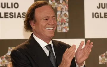 Llegó el mes de julio y con él los memes de Julio Iglesias