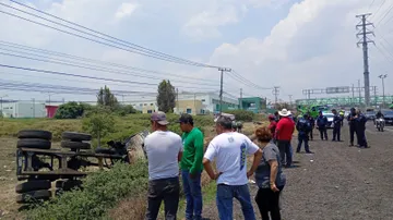 Tulancingo: Camión se queda sin frenos y vuelca en la bajada de San José; rescatan a chofer prensado
