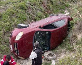 Aveo vuelca y cae a zanja sobre la Pachuca–Sahagún: dos pasajeras resultan afectadas