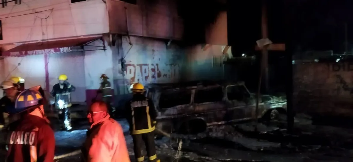 Se incendia camioneta cargada de huachicol en Pachuca