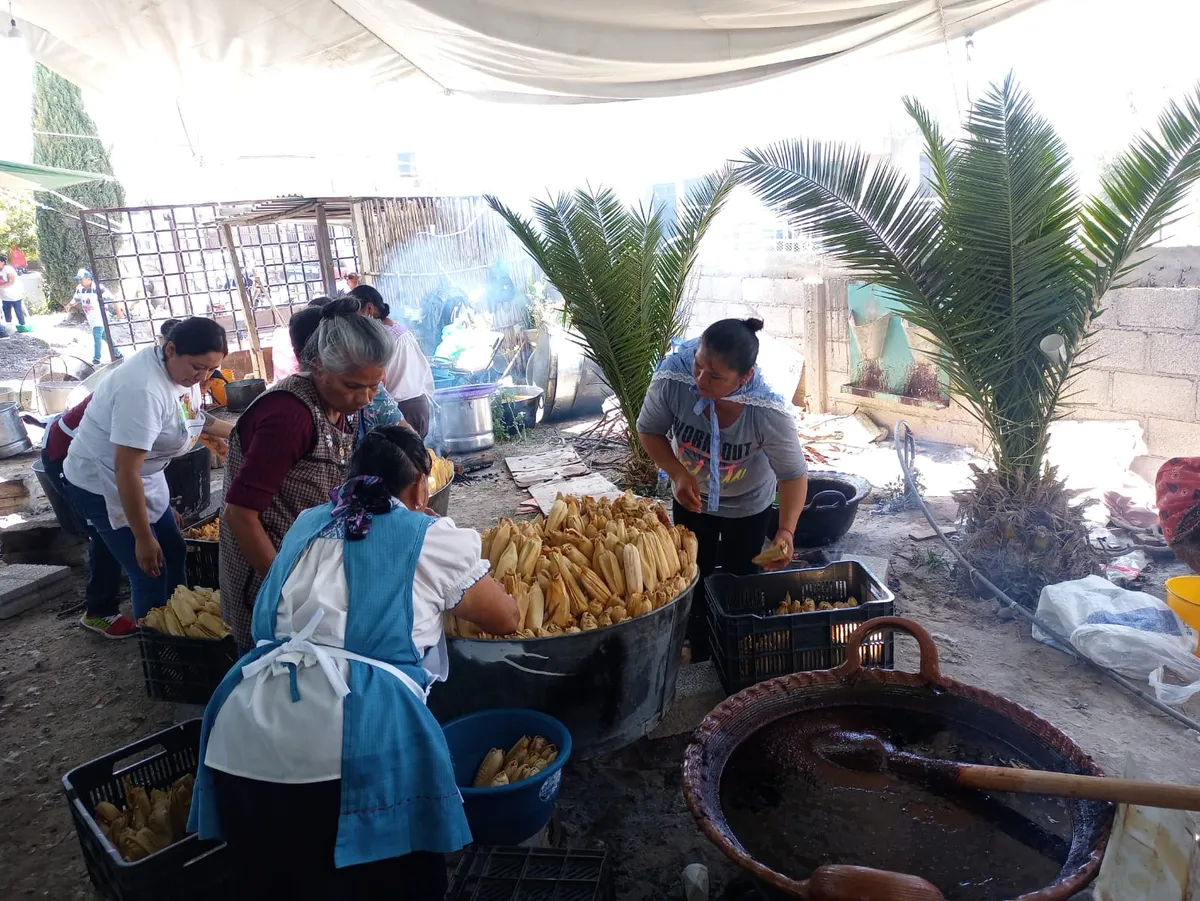 Ixmiquilpan: familias reparten más de 16 mil tamales a pobladores de la región
