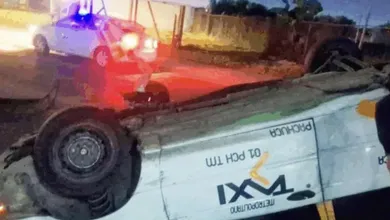 Taxi volcado en el bulevar Nuevo Hidalgo