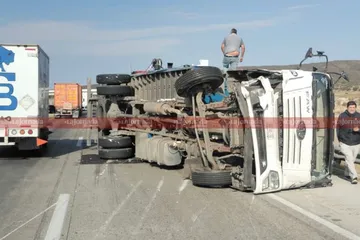 Dos personas resultaron lesionadas tras un choque entre unidades de carga en el Arco Norte; autoridades trabajan para liberar la vialidad.
