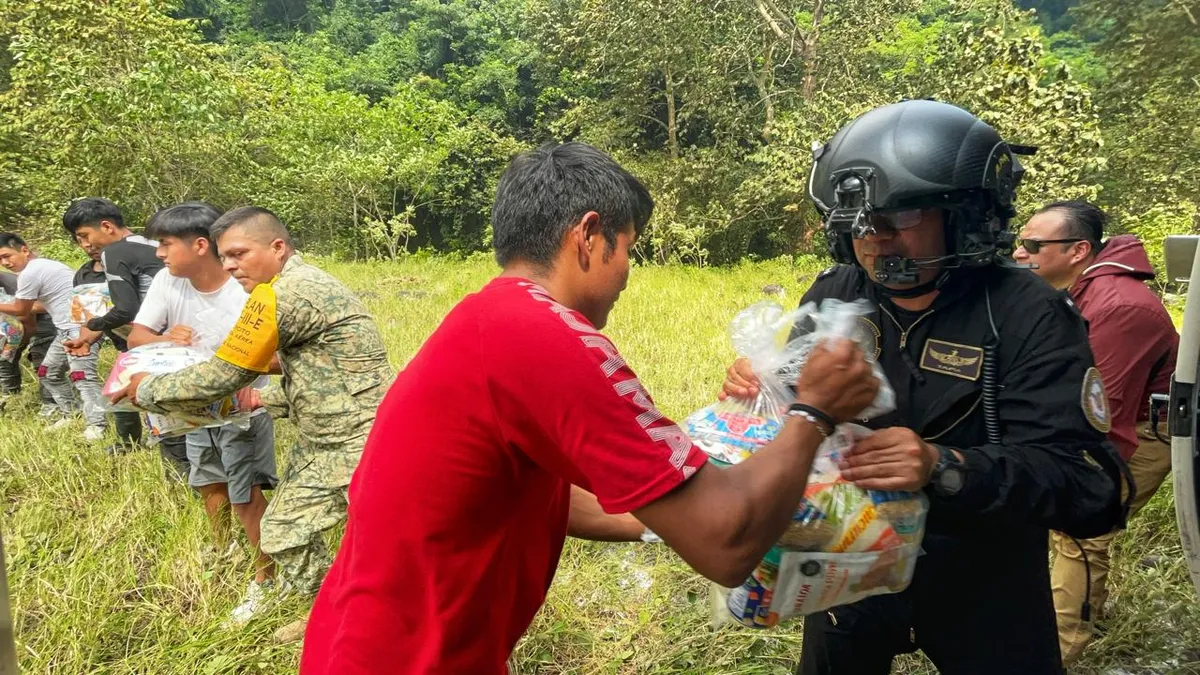 Solidaridad en acción: helicópteros transportan víveres a comunidades aisladas de Hidalgo tras intensas lluvias.