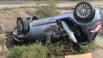 Automóvil dentro de una canaleta cerca de la carretera Tula-Refinería.