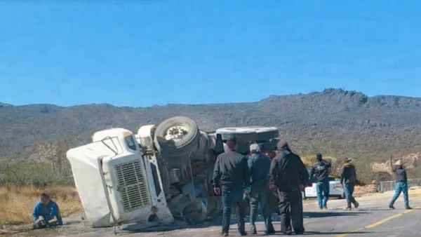 Camión de carga volcado