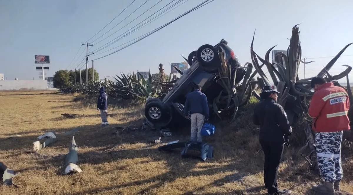 Autopista México-Pachuca: vuelca camioneta