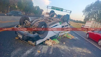 Vuelca camión que transportaba pan en la México-Pachuca