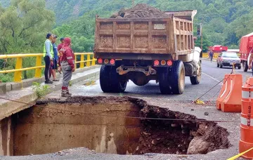 Carretera cerrada por un socavón en el norte de Hidalgo tras las lluvias