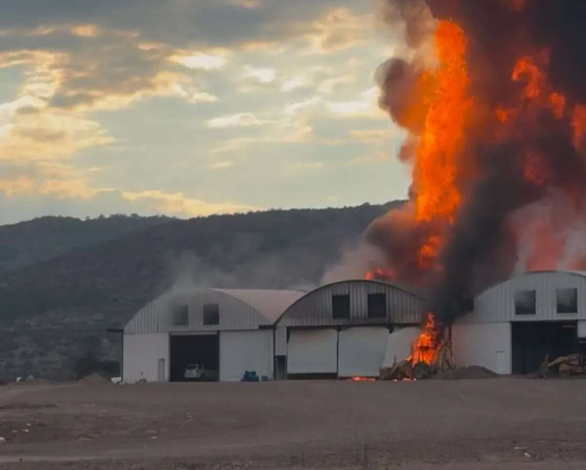 Incendio en Tepeji del Río expone red de huachicoleo en naves industriales; un bombero fallecido