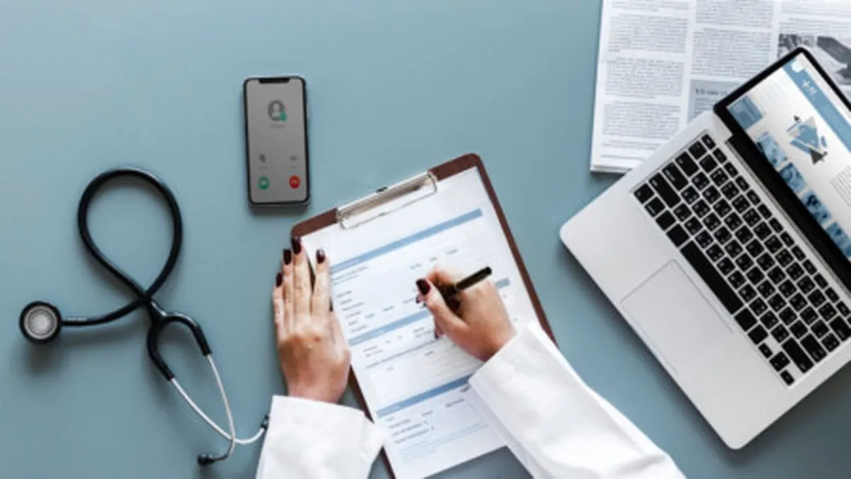 Médico da consulta a paciente en hospital