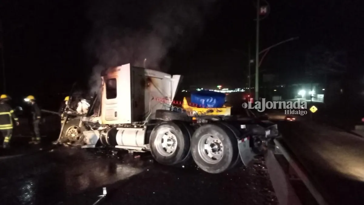 Carretera México-Pachuca: se incendia tráiler en puente de Téllez