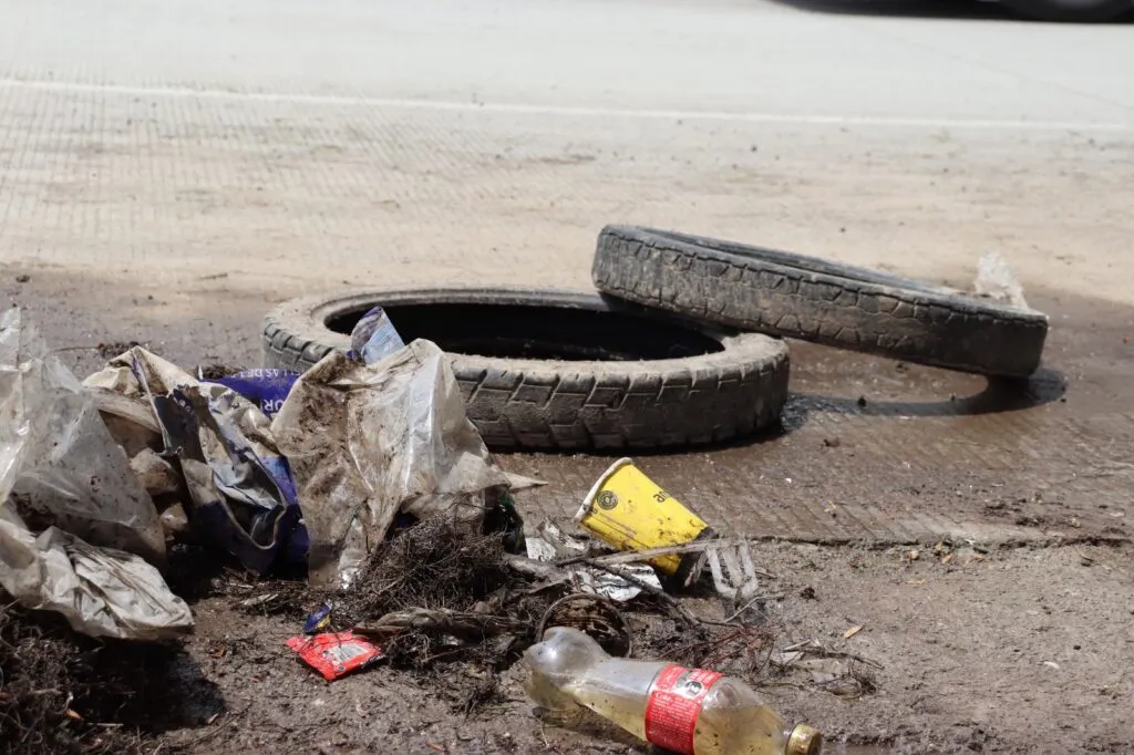 ¿Todo eso? Retiran basura de drenes para evitar inundaciones