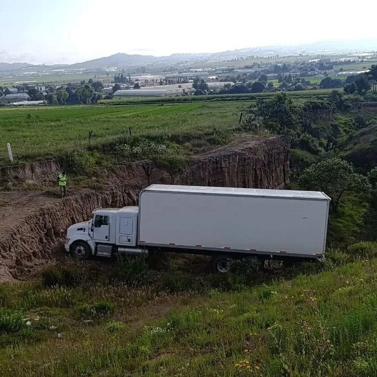 Vuelca camión en la autopista México-Tuxpan y genera caos vial rumbo a Tulancingo