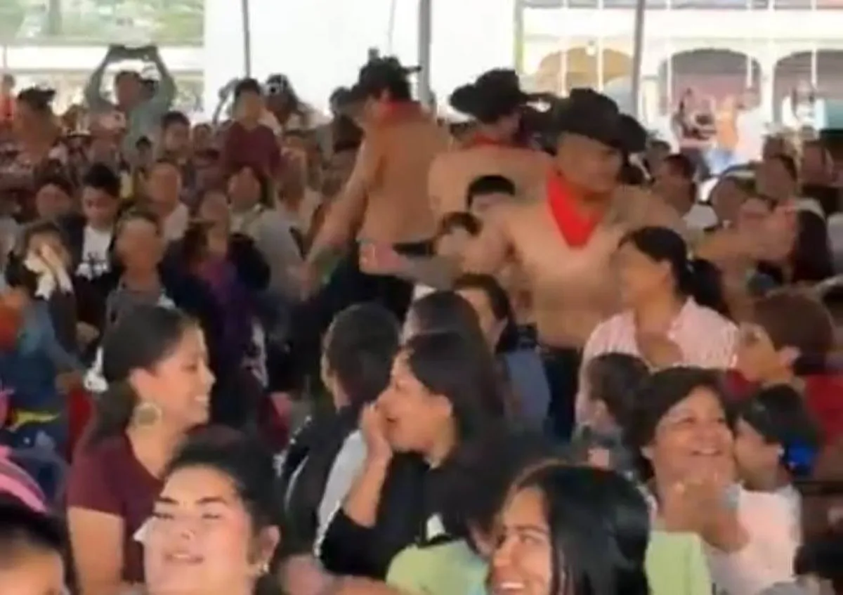 Reprueban espectáculo para adultos con presencia de menores de edad