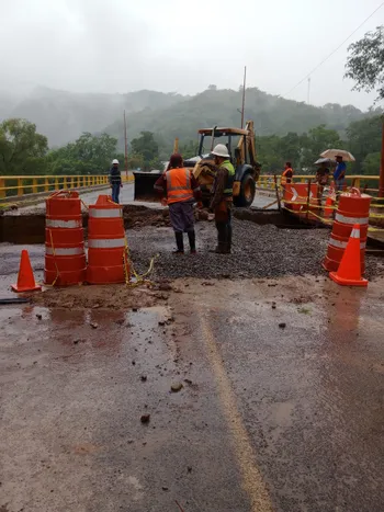 Lluvias dañan pasos provisionales en Hidalgo