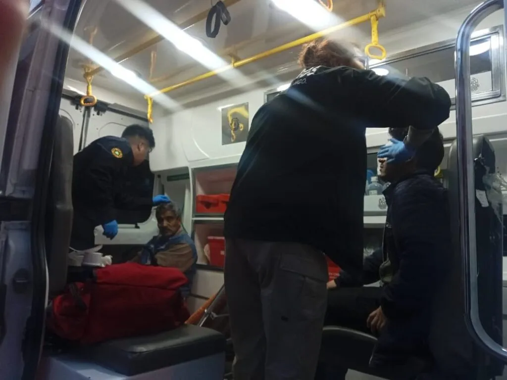 Tractocamión cae de puente en Tepeji del Río