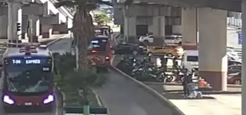 Vehículo particular se pasa la luz roja y provoca percance con unidad del Tuzobús en Zona Plateada